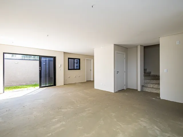 Sobrado com 310m² 3 quartos e 5 banheiros, à venda, no bairro São Lourenço em Curitiba
