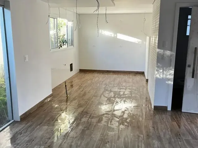 Sobrado 3 quartos e 1 banheiro, à venda, no bairro Campo Comprido em Curitiba