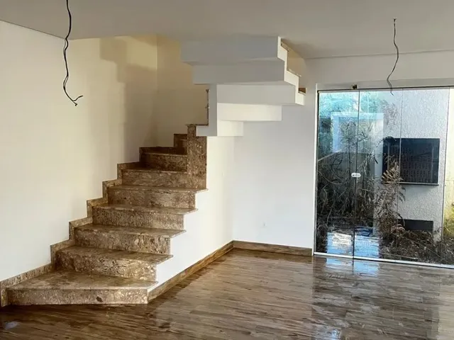 Sobrado 3 quartos e 1 banheiro, à venda, no bairro Campo Comprido em Curitiba
