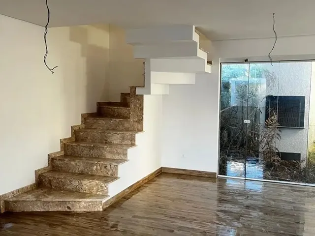 Sobrado 3 quartos e 1 banheiro, à venda, no bairro Campo Comprido em Curitiba