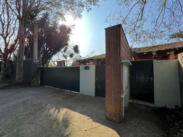 Sobrado com 2290m² 4 quartos e 4 banheiros, à venda ou para alugar, no bairro Pousada dos Bandeirantes em Carapicuíba