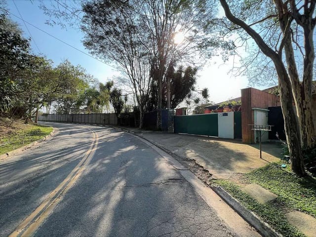 Sobrado com 2290m² 4 quartos e 4 banheiros, à venda ou para alugar, no bairro Pousada dos Bandeirantes em Carapicuíba
