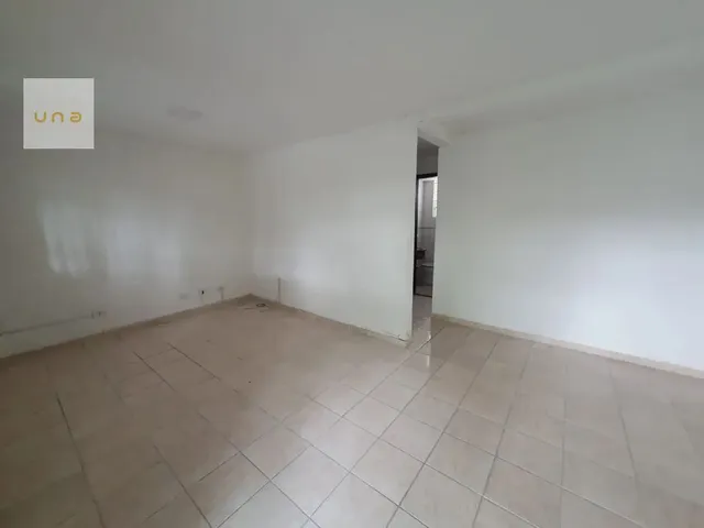 Sobrado 3 quartos e 2 banheiros, para alugar, no bairro Novo Mundo em Curitiba