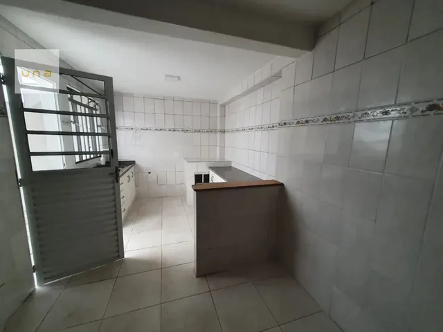 Sobrado 3 quartos e 2 banheiros, para alugar, no bairro Novo Mundo em Curitiba