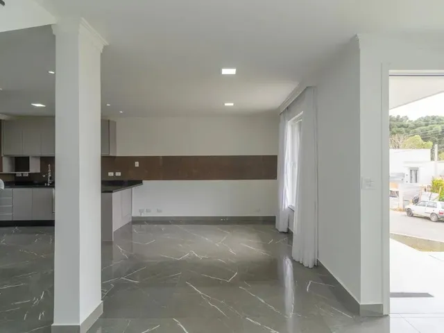 Sobrado 4 quartos e 2 banheiros, para alugar, no bairro São Marcos em Campo Largo