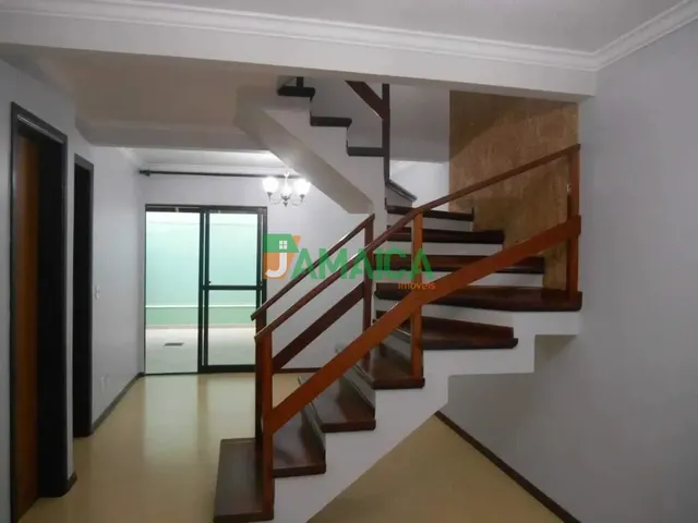 Sobrado 3 quartos e 2 banheiros, para alugar, no bairro Uberaba em Curitiba