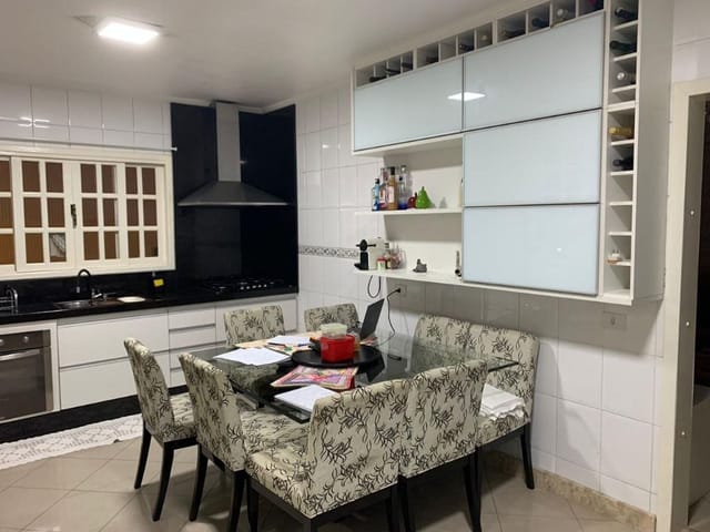 Sobrado com 141m² 4 quartos e 4 banheiros, à venda, no bairro Vila Martins em Carapicuíba