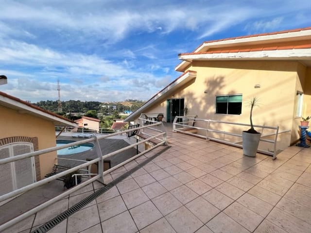 Sobrado com 1200m² 5 quartos e 6 banheiros, à venda, no bairro Chácara Pavoeiro em Cotia