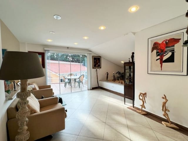 Sobrado com 1200m² 5 quartos e 6 banheiros, à venda, no bairro Chácara Pavoeiro em Cotia