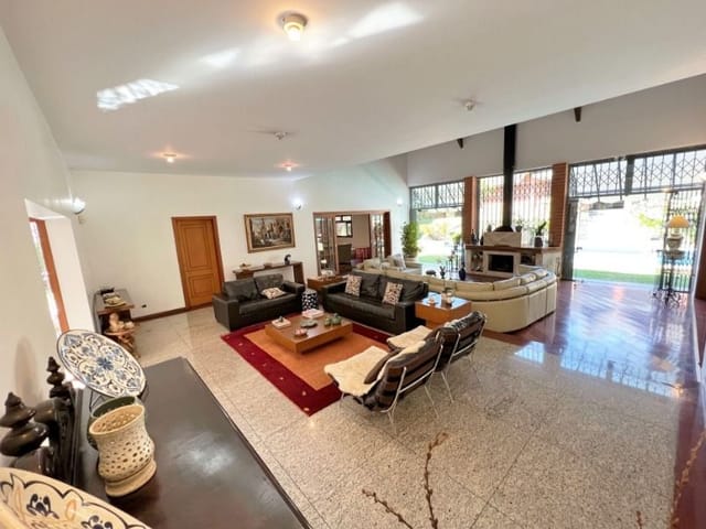 Sobrado com 2631m² 4 quartos e 6 banheiros, à venda ou para alugar, no bairro Jardim Passárgada I em Cotia