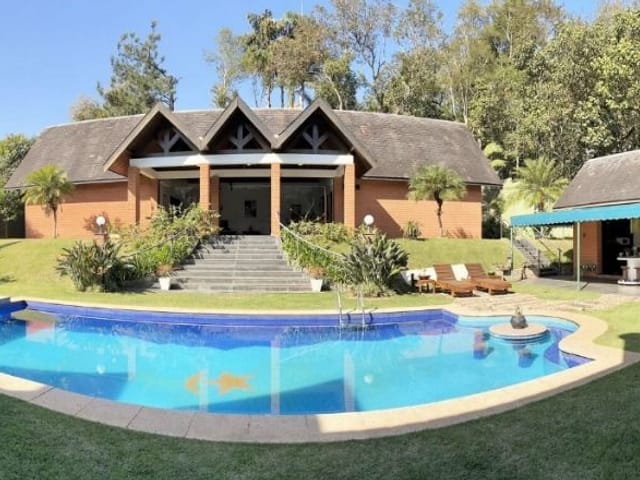 Sobrado com 2631m² 4 quartos e 6 banheiros, à venda ou para alugar, no bairro Jardim Passárgada I em Cotia