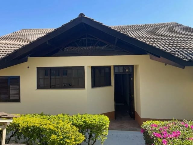 Sobrado com 815m² 4 quartos e 3 banheiros, à venda, no bairro Parque Dom Henrique em Cotia