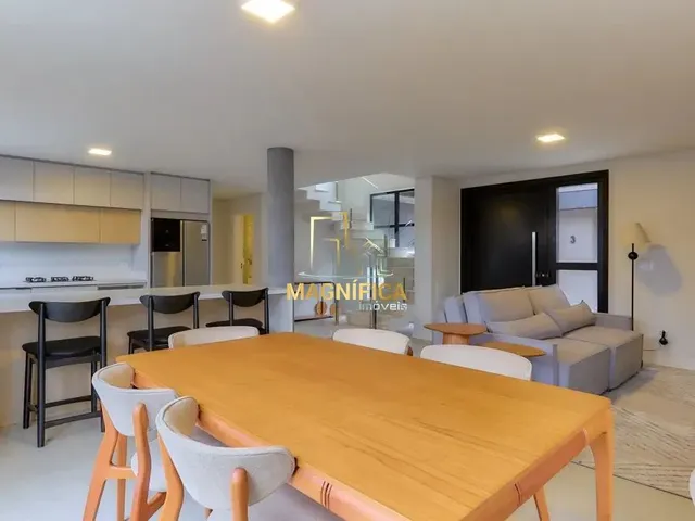 Sobrado 3 quartos e 5 banheiros, à venda, no bairro Mercês em Curitiba