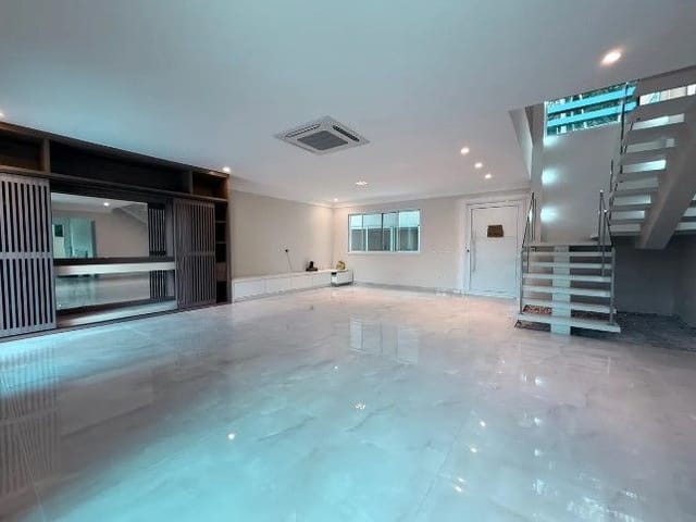 Sobrado com 1988m² 4 quartos e 5 banheiros, à venda, no bairro Chácara dos Lagos em Carapicuíba