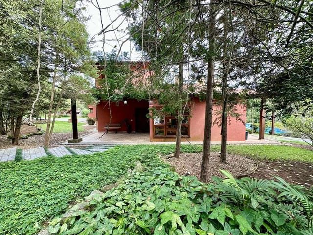 Sobrado com 1325m² 3 quartos e 5 banheiros, à venda, no bairro Jardim Barbacena em Cotia