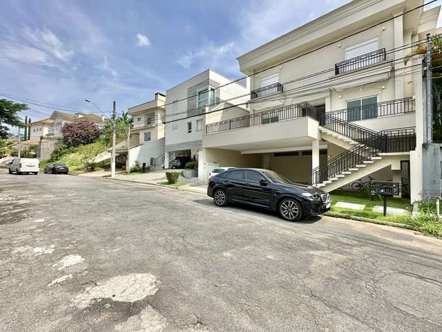 Sobrado com 501m² 4 quartos e 6 banheiros, à venda, no bairro São Paulo II em Cotia