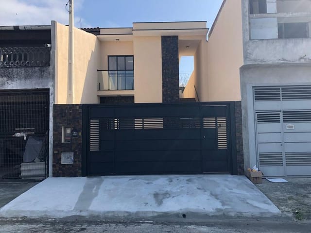 Sobrado com 150m² 4 quartos e 2 banheiros, à venda, no bairro Residencial Colinas em Mogi das Cruzes