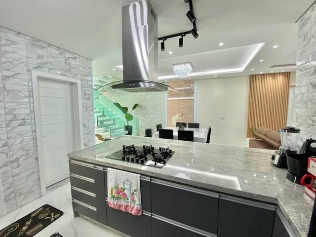 Sobrado com 250m² 3 quartos e 4 banheiros, à venda, no bairro Roselândia em Itapevi