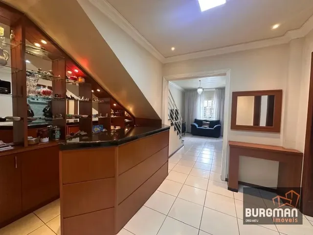 Sobrado com 308m² 5 quartos e 4 banheiros, à venda, no bairro Cajuru em Curitiba