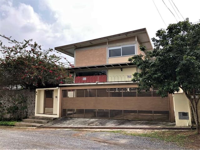 Sobrado com 574m² 3 quartos e 3 banheiros, à venda, no bairro Vila Santo Antonio de Carapicuiba em Carapicuíba