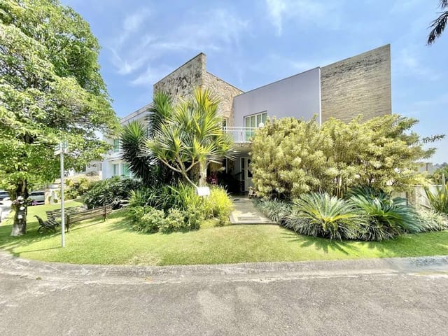 Sobrado com 1043m² 6 quartos e 8 banheiros, à venda, no bairro Granja Viana em Carapicuíba