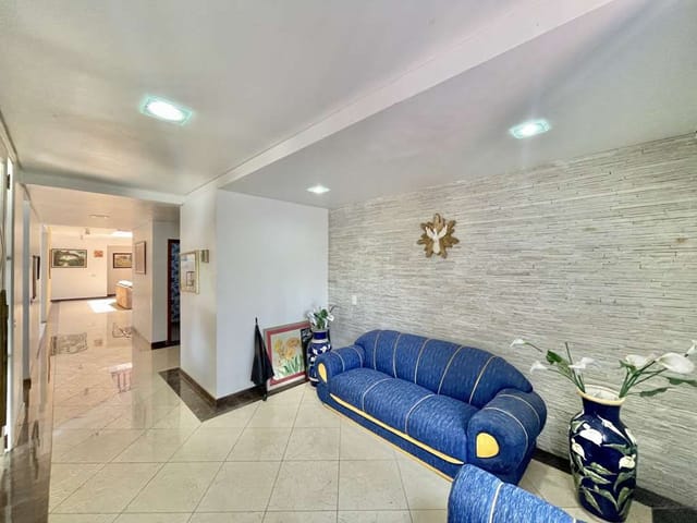Sobrado com 1043m² 6 quartos e 8 banheiros, à venda, no bairro Granja Viana em Carapicuíba