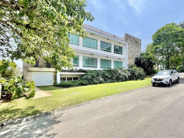 Sobrado com 1043m² 6 quartos e 8 banheiros, à venda, no bairro Granja Viana em Carapicuíba