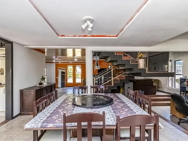 Sobrado com 601m² 5 quartos e 4 banheiros, à venda, no bairro Mossunguê em Curitiba