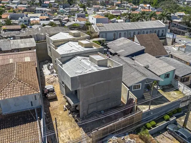 Sobrado à venda, no bairro Campo Comprido em Curitiba