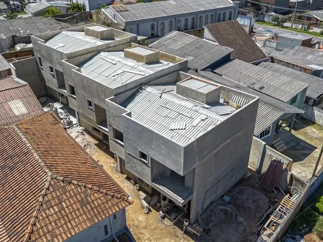 Sobrado à venda, no bairro Campo Comprido em Curitiba