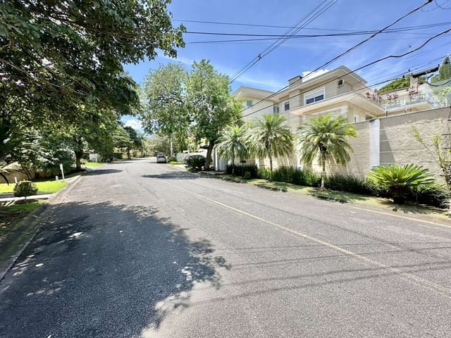 Sobrado com 501m² 4 quartos e 3 banheiros, à venda ou para alugar, no bairro Granja Viana em Carapicuíba