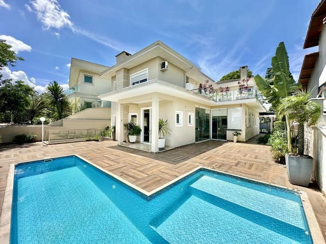 Sobrado com 501m² 4 quartos e 3 banheiros, à venda ou para alugar, no bairro Granja Viana em Carapicuíba