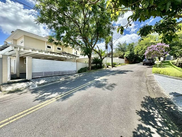 Sobrado com 501m² 4 quartos e 3 banheiros, à venda ou para alugar, no bairro Granja Viana em Carapicuíba