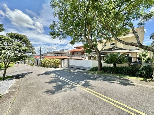 Sobrado com 501m² 4 quartos e 3 banheiros, à venda ou para alugar, no bairro Granja Viana em Carapicuíba