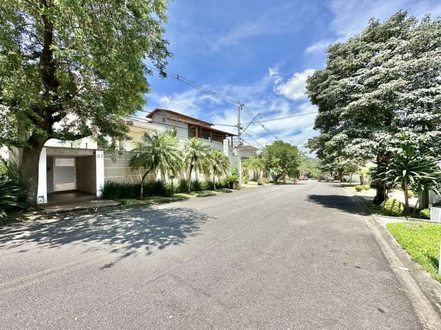 Sobrado com 501m² 4 quartos e 3 banheiros, à venda ou para alugar, no bairro Granja Viana em Carapicuíba