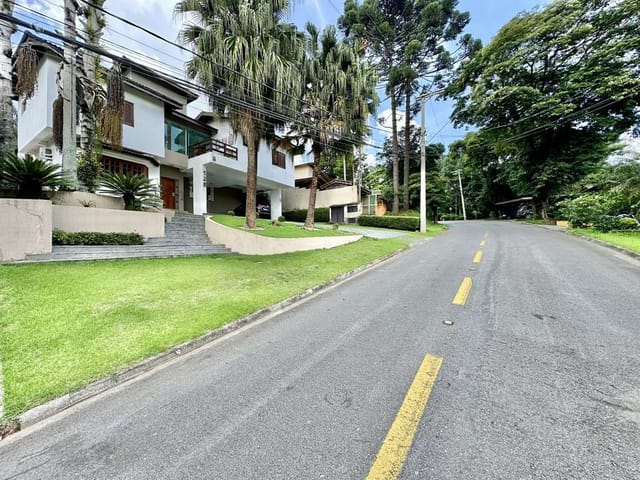 Sobrado com 1000m² 5 quartos e 7 banheiros, à venda, no bairro Granja Viana II em Cotia