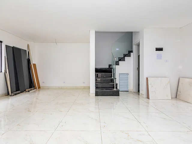 Sobrado com 121m² 3 quartos e 1 banheiro, à venda, no bairro Uberaba em Curitiba