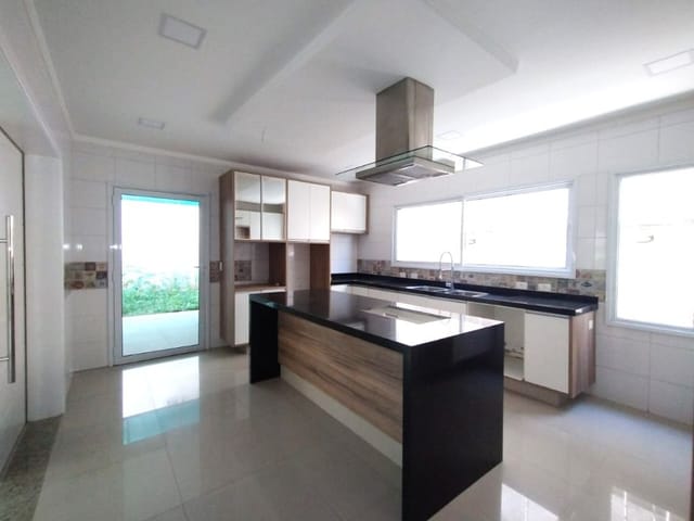 Sobrado com 360m² 4 quartos e 6 banheiros, à venda, no bairro City Bussocaba em Osasco