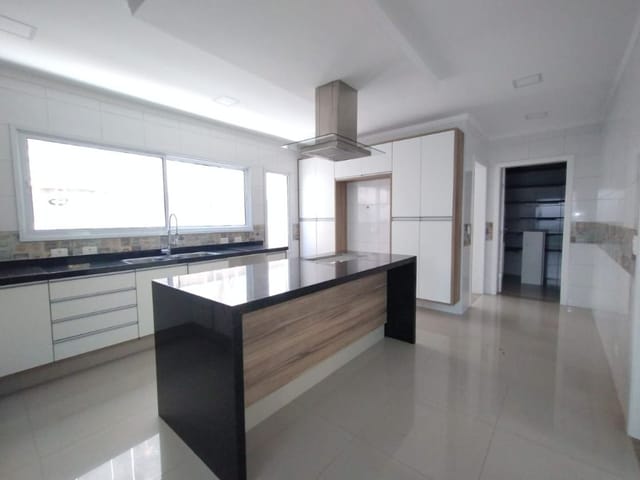 Sobrado com 360m² 4 quartos e 6 banheiros, à venda, no bairro City Bussocaba em Osasco