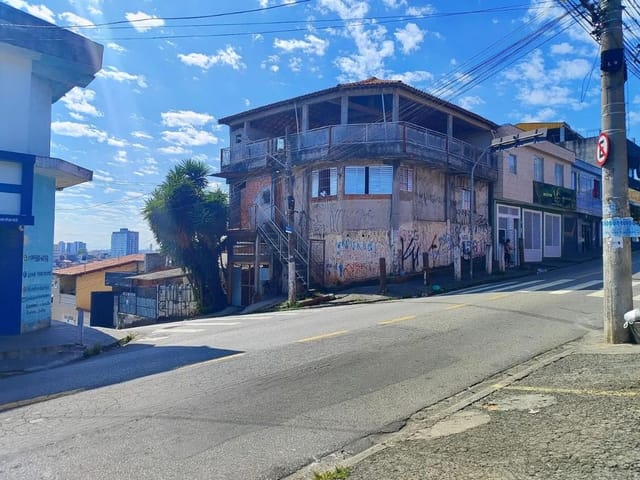 Sobrado com 300m² 4 quartos e 3 banheiros, à venda, no bairro Vila Capriotti em Carapicuíba