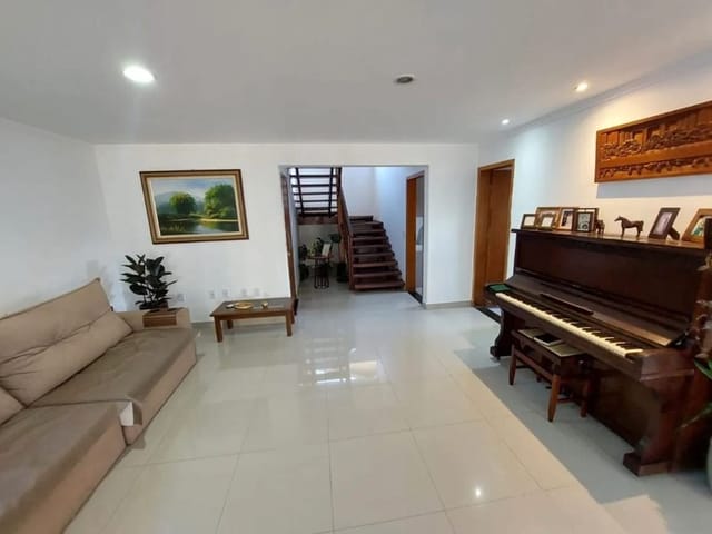 Sobrado com 400m² 4 quartos e 3 banheiros, à venda, no bairro Pavão (Canguera) em São Roque