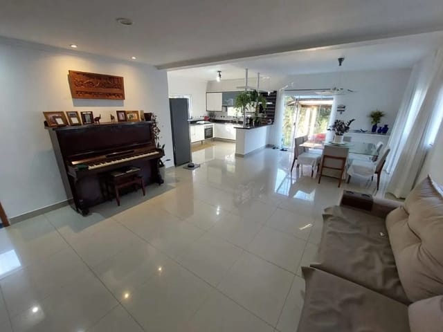 Sobrado com 400m² 4 quartos e 3 banheiros, à venda, no bairro Pavão (Canguera) em São Roque