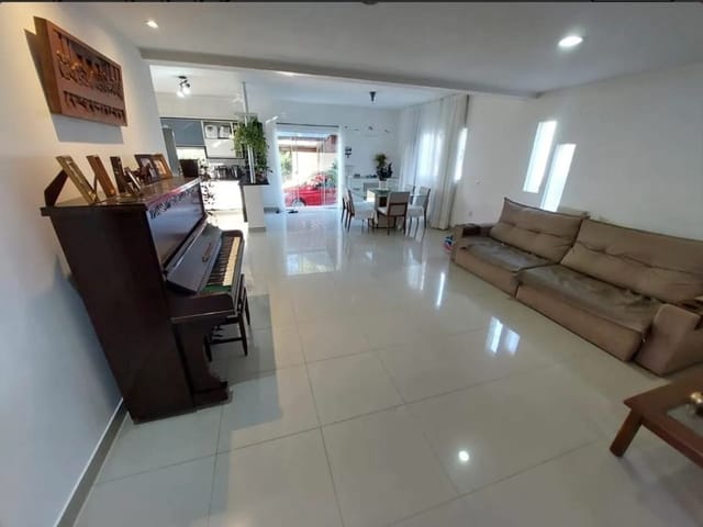 Sobrado com 400m² 4 quartos e 3 banheiros, à venda, no bairro Pavão (Canguera) em São Roque