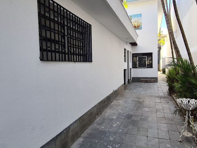 Foto do Sobrado - Excepcional sobrado à venda, com arquitetura clássica, com 3 dormitórios (2 suites) e 6 vagas de garagem (2 vagas cobertas), Vila Rosália, Guarulhos, SP | Imobiliária Compare