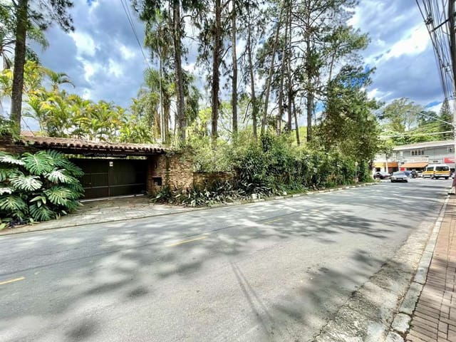 Sobrado com 7088m² 5 quartos e 5 banheiros, à venda ou para alugar, no bairro Vila Santo Antônio em Cotia