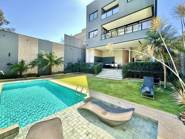Sobrado com 515m² 5 quartos e 5 banheiros, à venda, no bairro Bosque do Vianna em Cotia