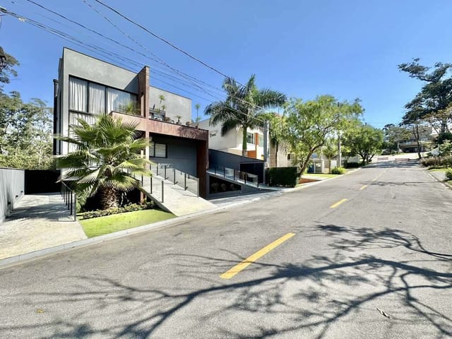 Sobrado com 515m² 5 quartos e 5 banheiros, à venda, no bairro Bosque do Vianna em Cotia