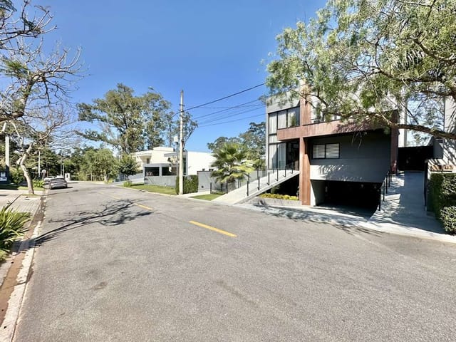 Sobrado com 515m² 5 quartos e 5 banheiros, à venda, no bairro Bosque do Vianna em Cotia