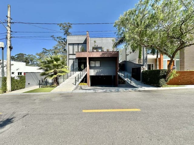 Sobrado com 515m² 5 quartos e 5 banheiros, à venda, no bairro Bosque do Vianna em Cotia