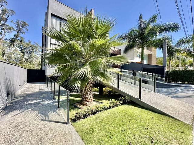 Sobrado com 515m² 5 quartos e 5 banheiros, à venda, no bairro Bosque do Vianna em Cotia